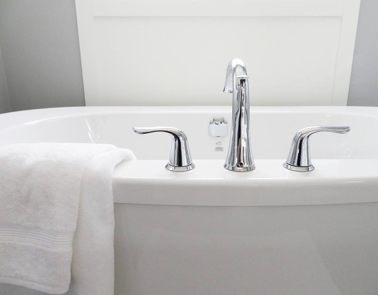 Fire tips til billigt at give dit badeværelse en overhaling